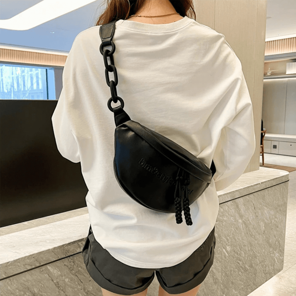 Alice, Crescent-shaped shoulder bag