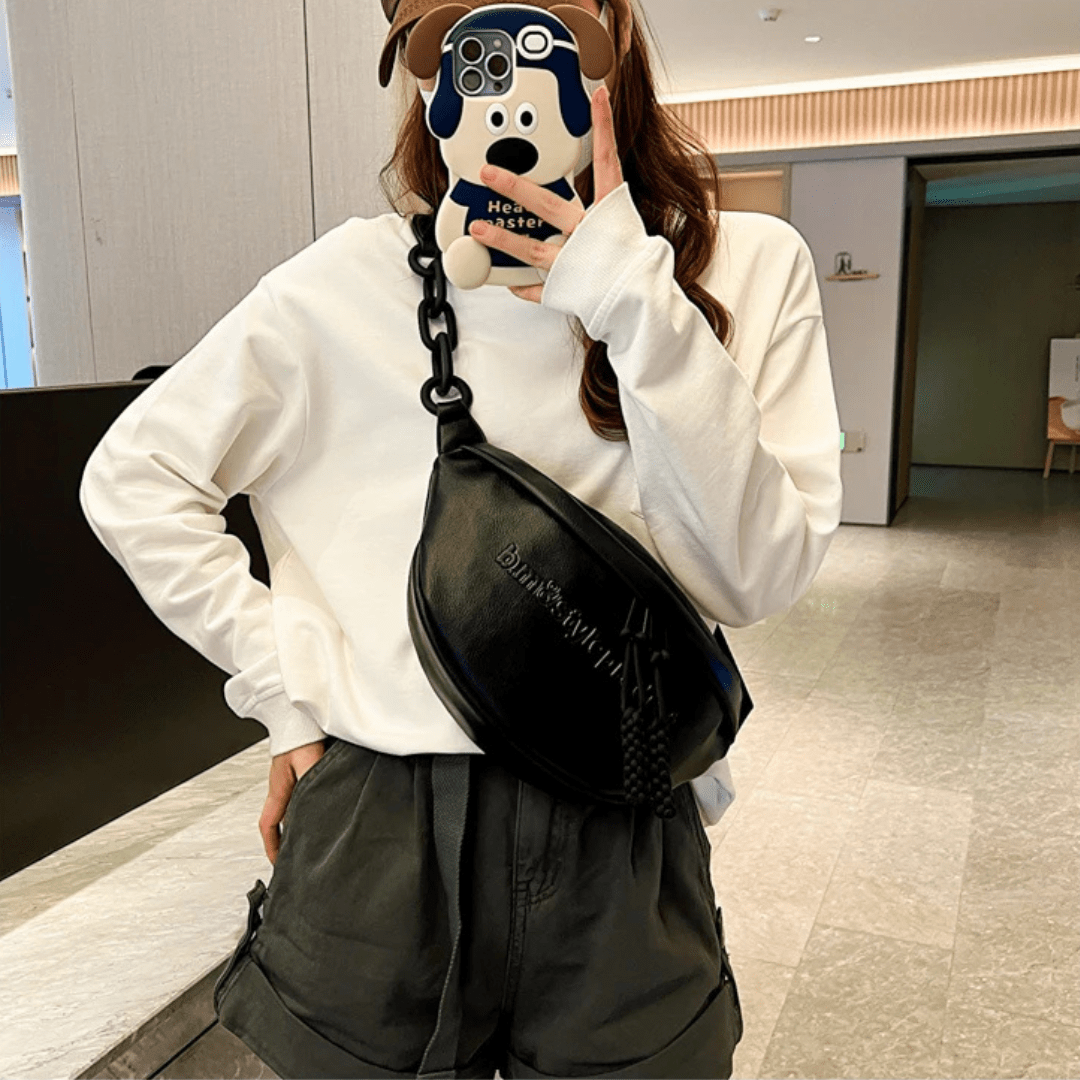 Alice, Crescent-shaped shoulder bag